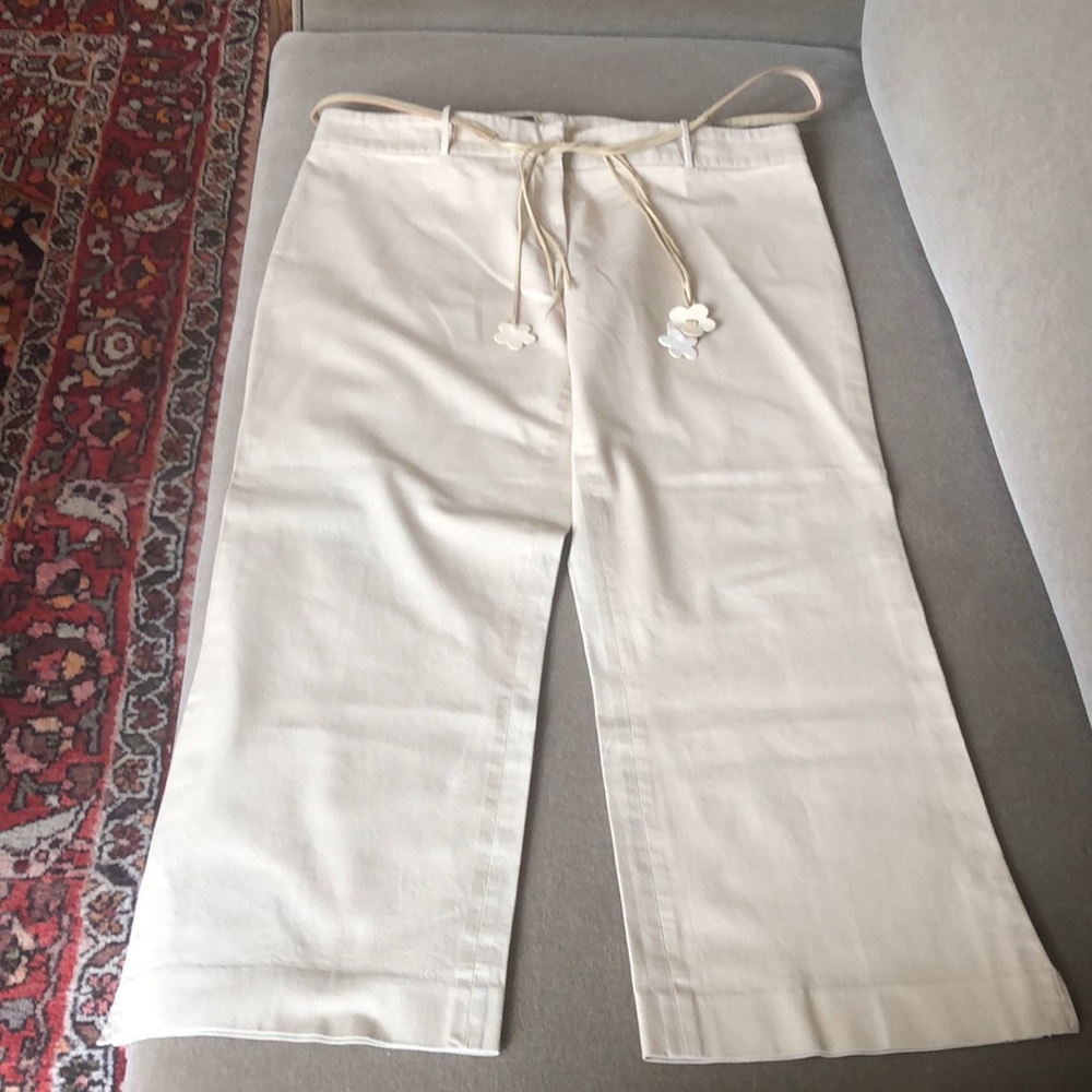 Cream cotton crop pant with belt.